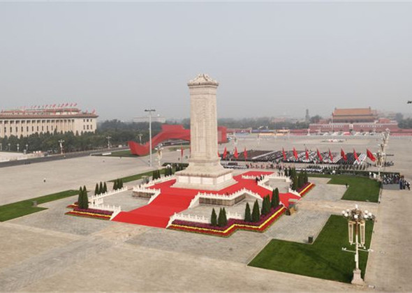 Xi Pays Tribute to National Heroes at Tian'anmen Square